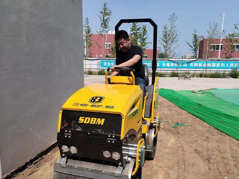 座駕振動壓路機在惡劣環(huán)境下如何工作？