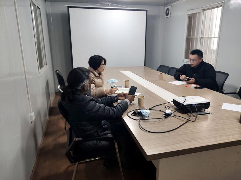 國外客戶來我廠考察，試駕奔馬小型壓路機