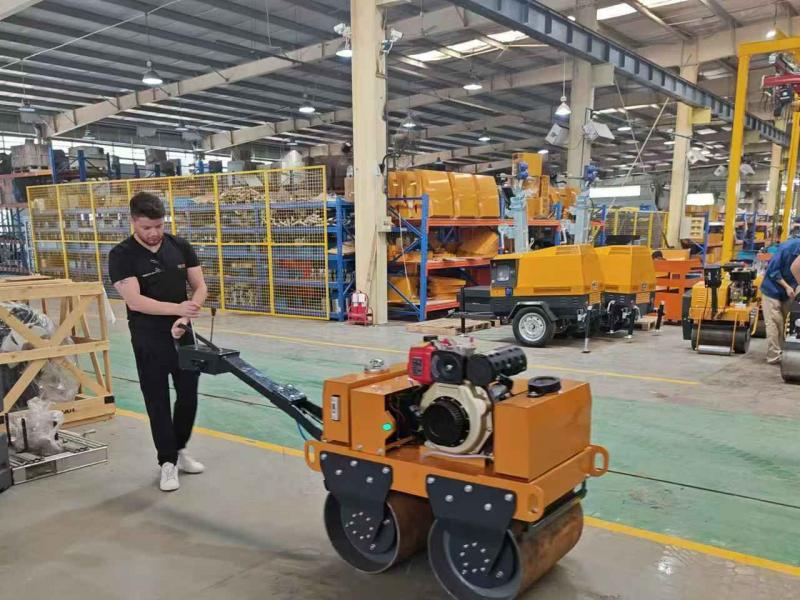 國外客戶來我廠參觀考察小型壓路機、移動照明車等產(chǎn)品