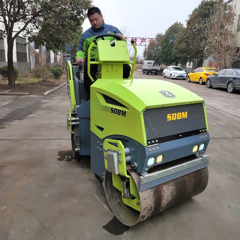 新款2噸小型座駕式壓路機(jī)BM2000